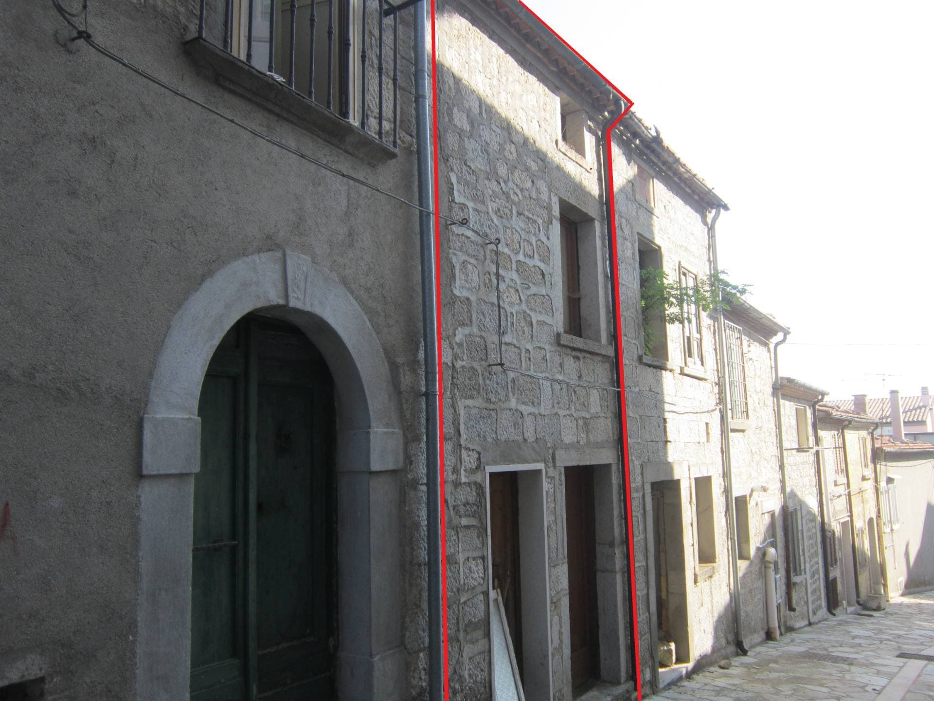 Stone House for Complete Renovation in Historic Center of Schiavi di Abruzzo