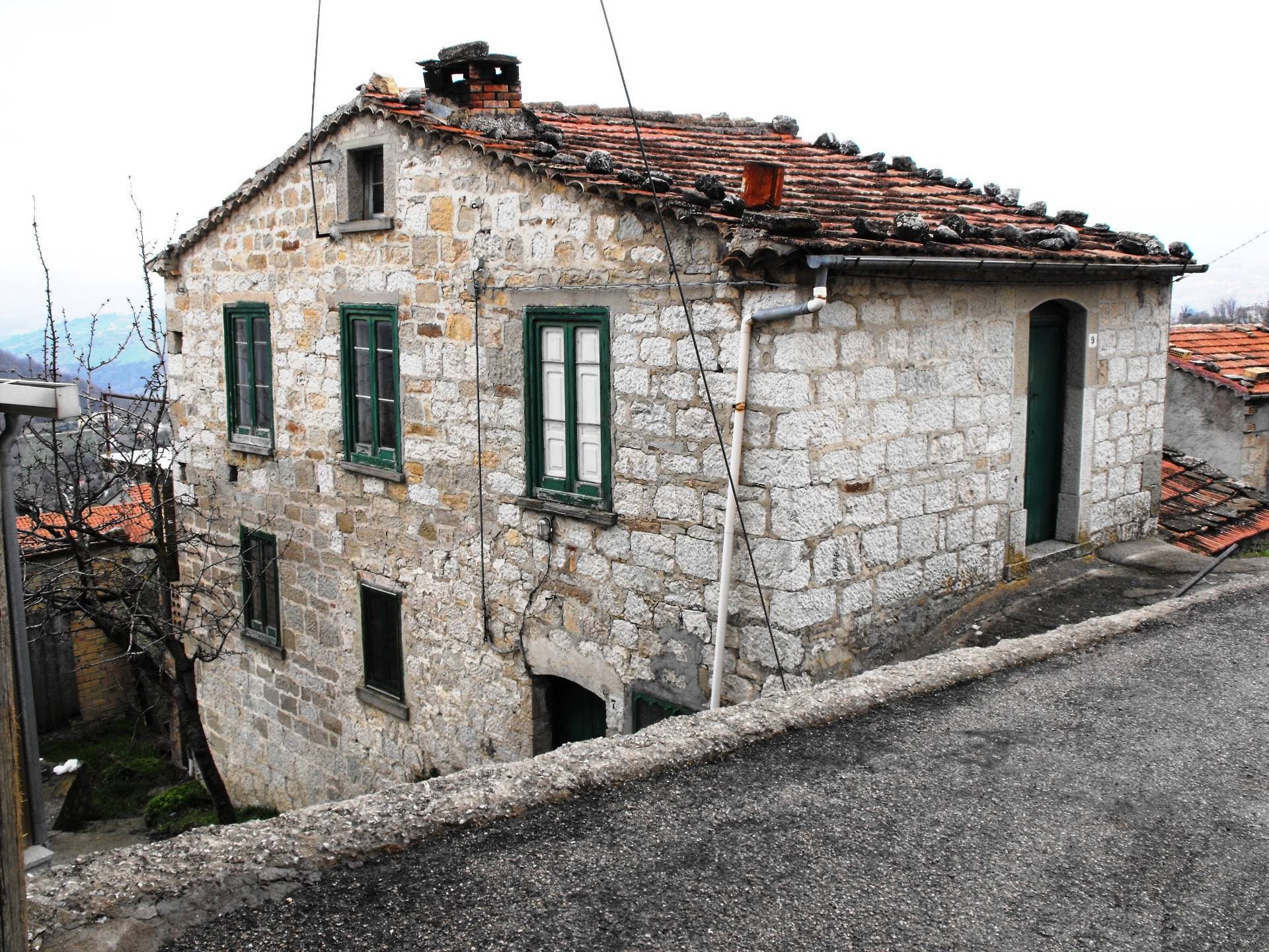 Stone Farmhouse for Total Renovation in Schiavi di Abruzzo