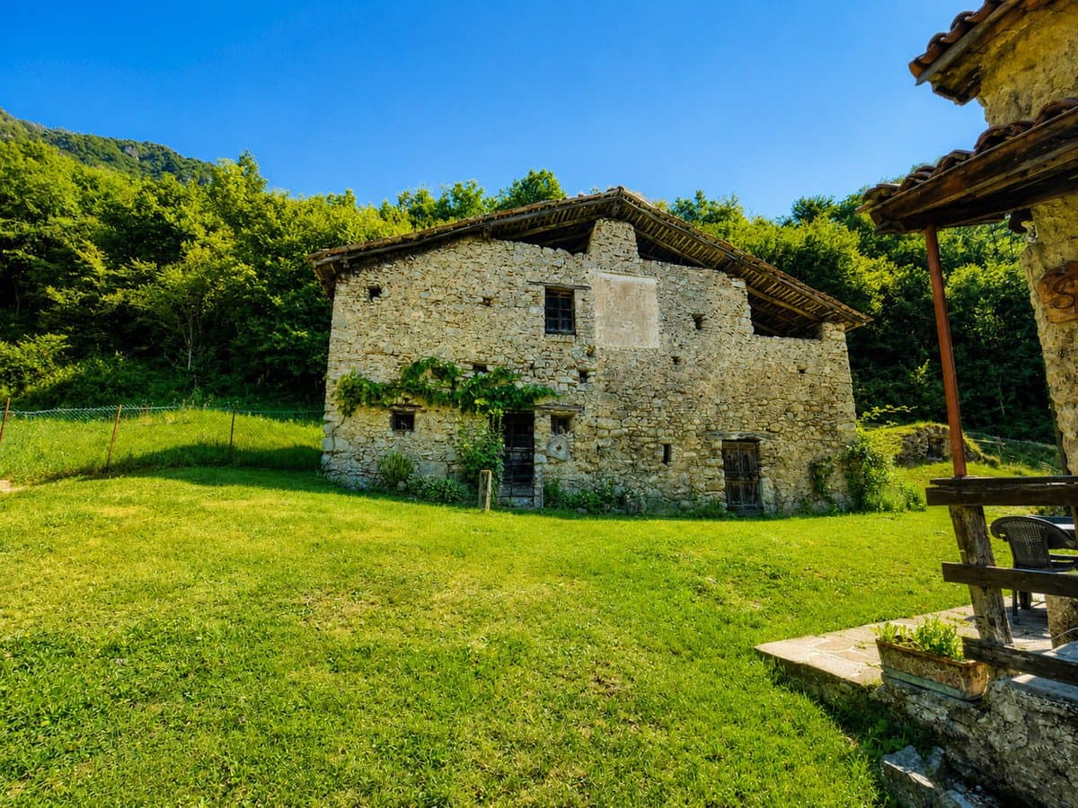 Rustic Barn/Farmhouse for Renovation in Pertica Bassa