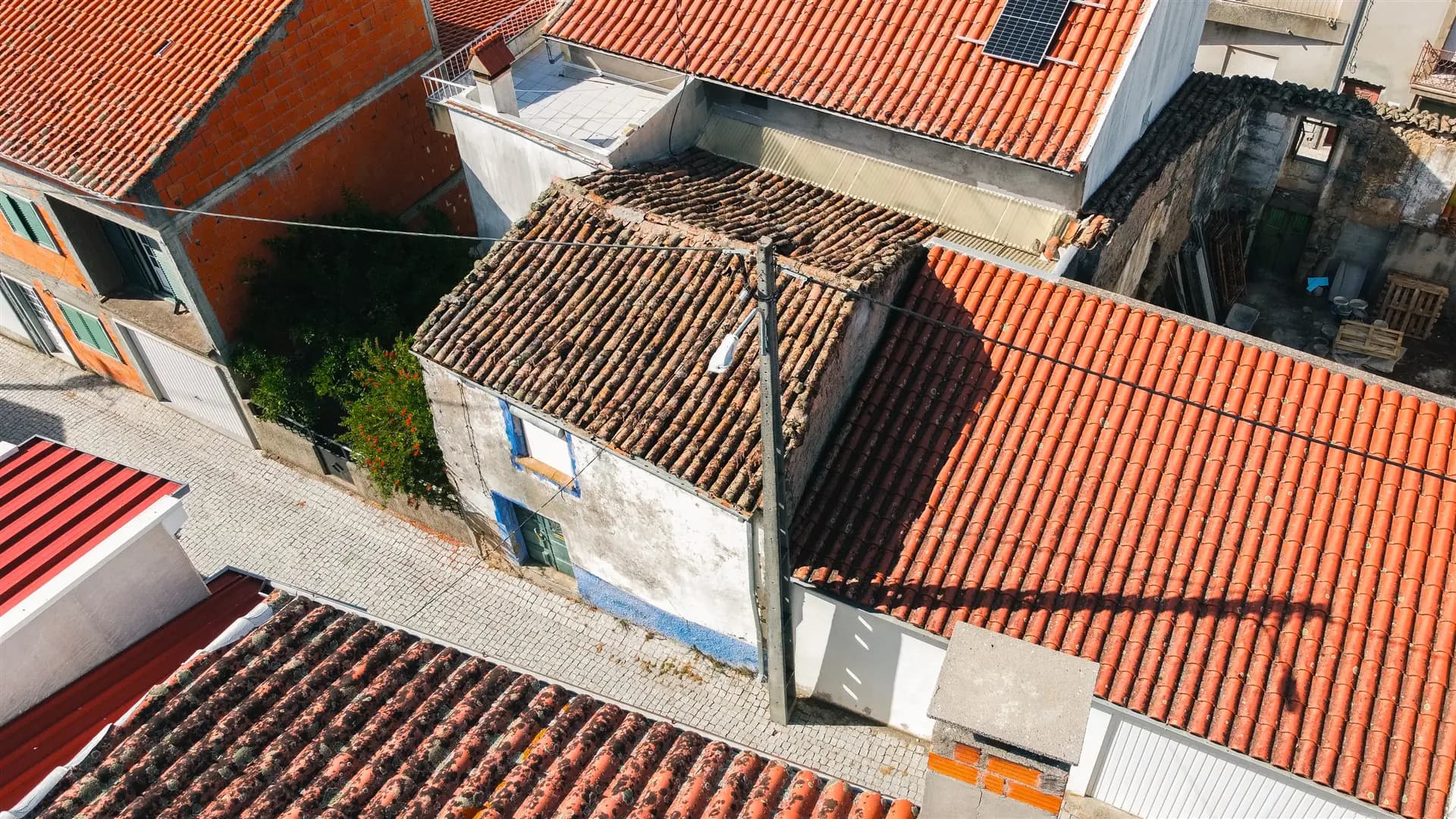Two-Storey Granite House for Complete Renovation in Póvoa de Rio de Moinhos (HAU18-3)