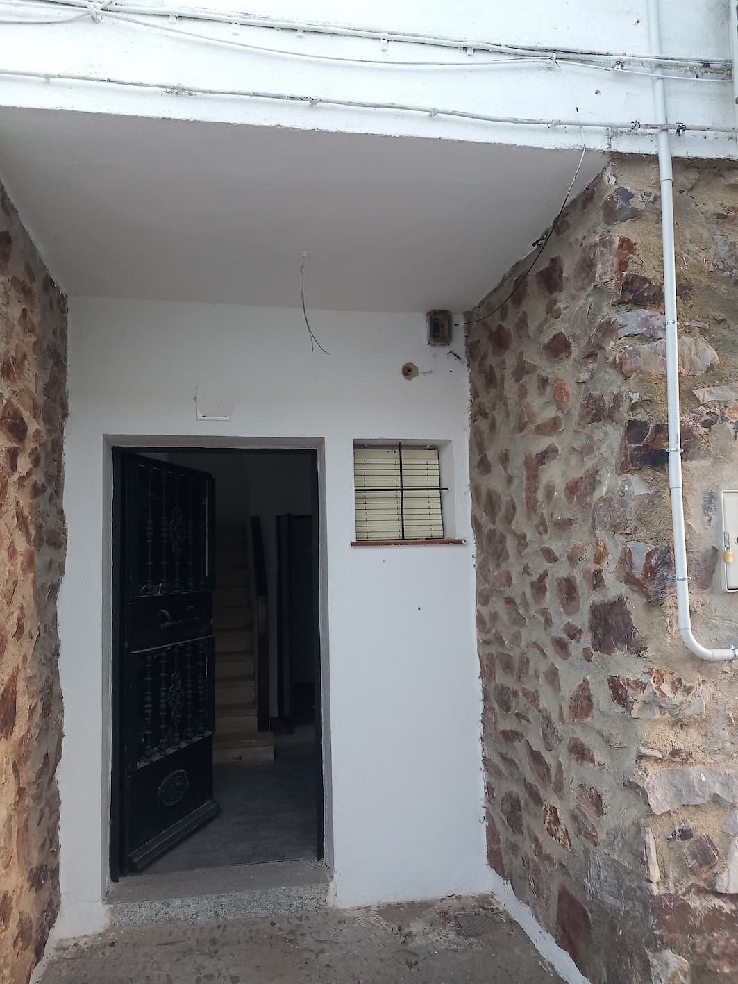 Village House for Sale in Badajoz with Large Patio and Outbuildings
