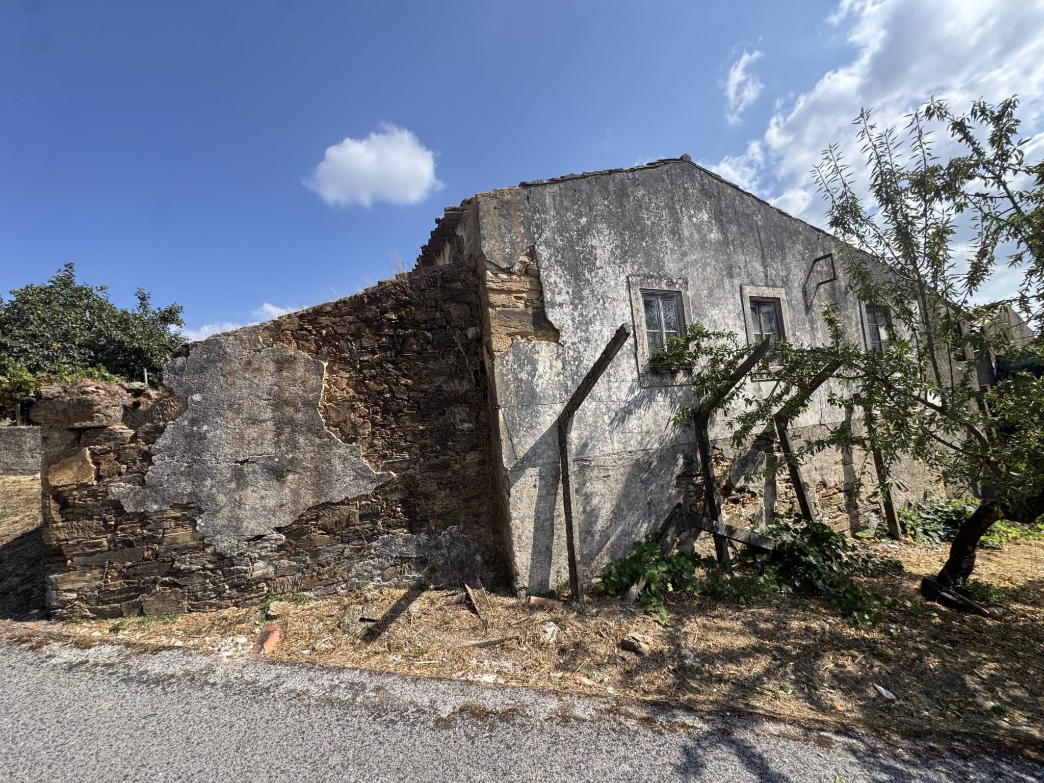 CRD9-5: Traditional stone house for complete renovation, Ermida